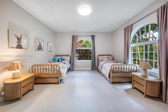 Building Photo - 1033 Almeria Ave