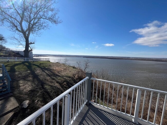 Building Photo - Beautiful 3 bedroom with river views