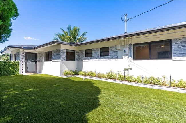 Building Photo - 309 S Riverside Dr