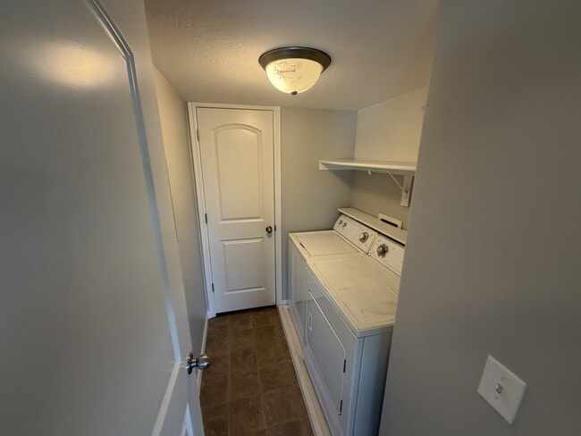 Building Photo - 999 Village River Ln