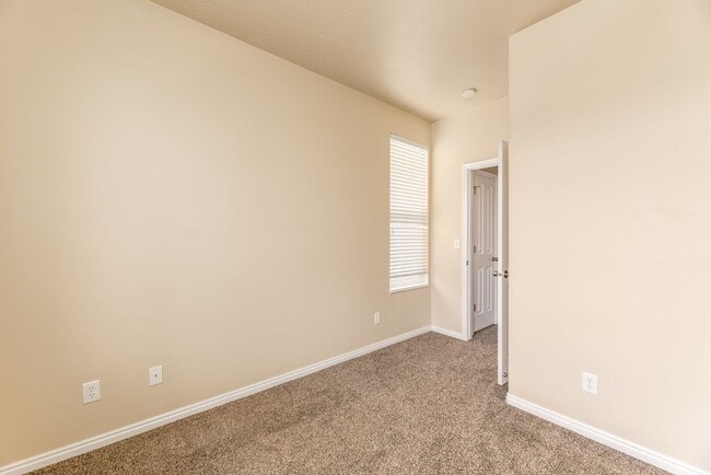 Building Photo - Beautiful Townhouse in Great Location!