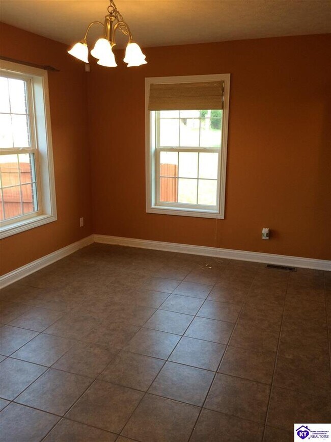 Building Photo - 913 Silktree Cir