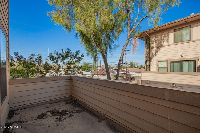 Building Photo - 738 S Beck Ave