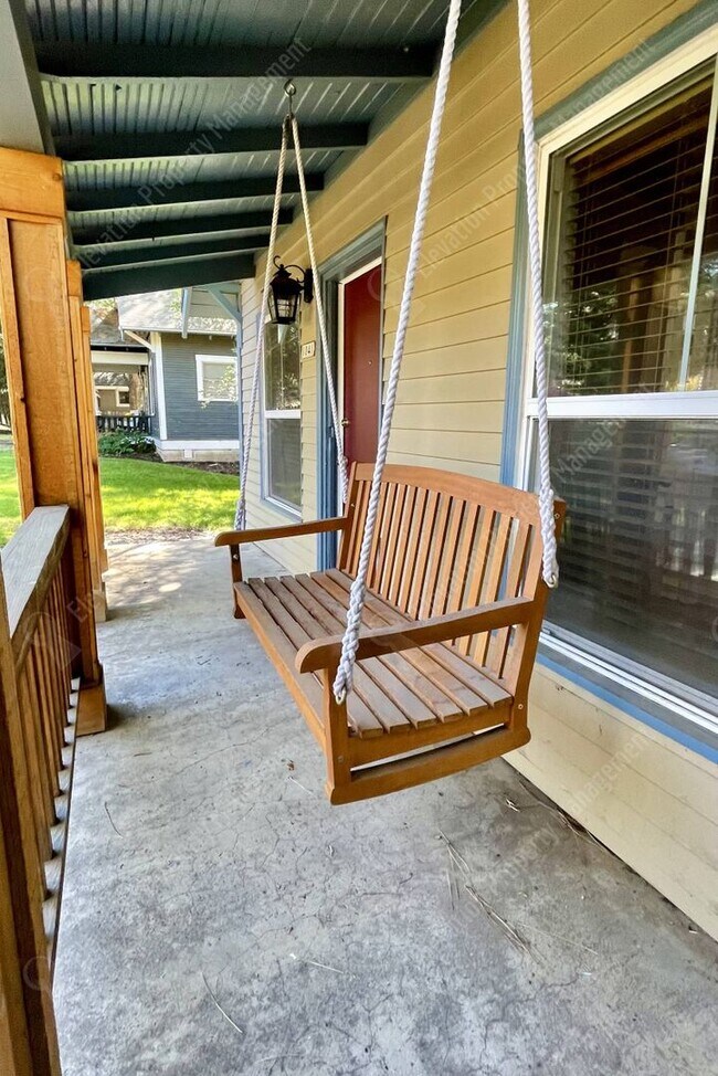 Building Photo - Super charming 2 BR cottage on the westside of Bend!