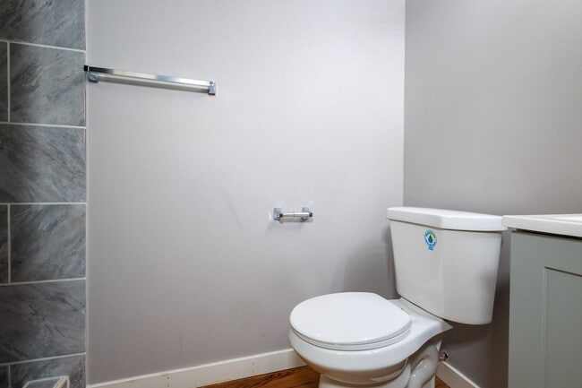 Building Photo - Gorgeous 4 bed 2 bath single-family home in Council Bluffs, IA