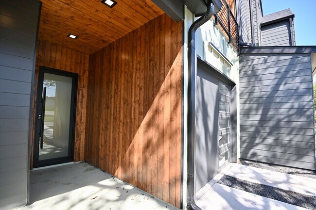 Building Photo - South Austin Oasis