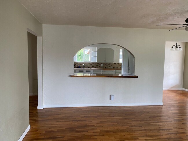 Building Photo - 3 Bedroom 1 Bath Hucrest Home