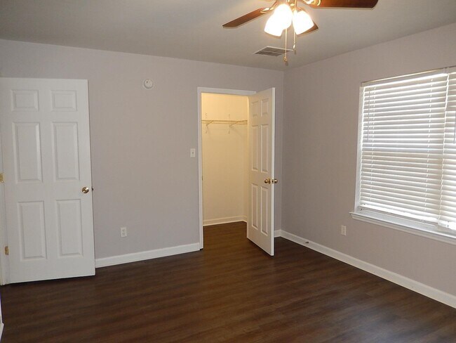 Building Photo - 3100 Dian Rd