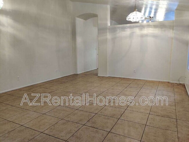 Building Photo - 493 E Cantebria Dr