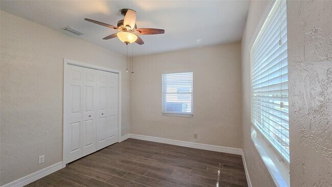 Building Photo - 515 34th Ave NE