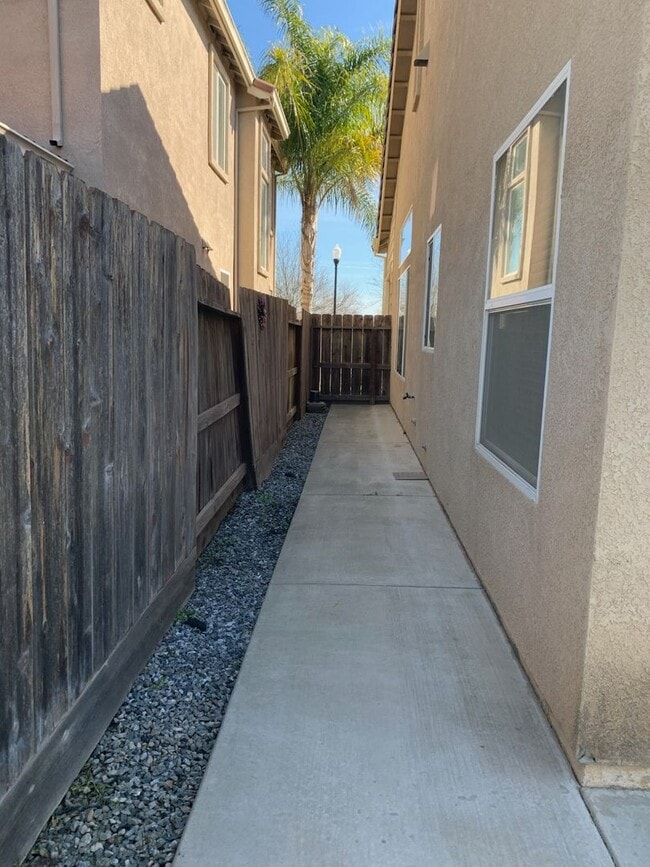 Building Photo - Turlock 4 Bedroom 2 bathroom home Near Chr...