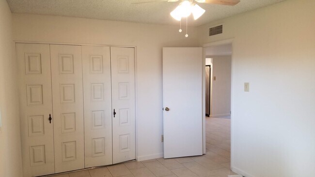 Building Photo - 5602 N 46th Dr