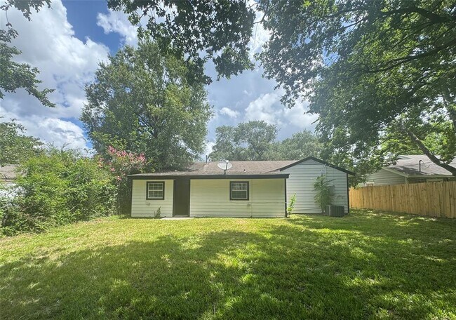 Building Photo - 4914 Enyart St