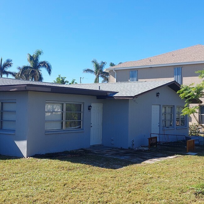 Building Photo - 1213 SW 48th Ter