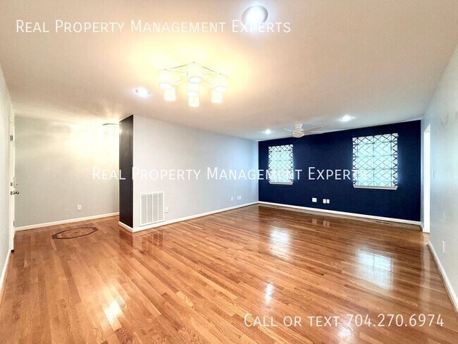 Building Photo - 3733 Hayden Dr