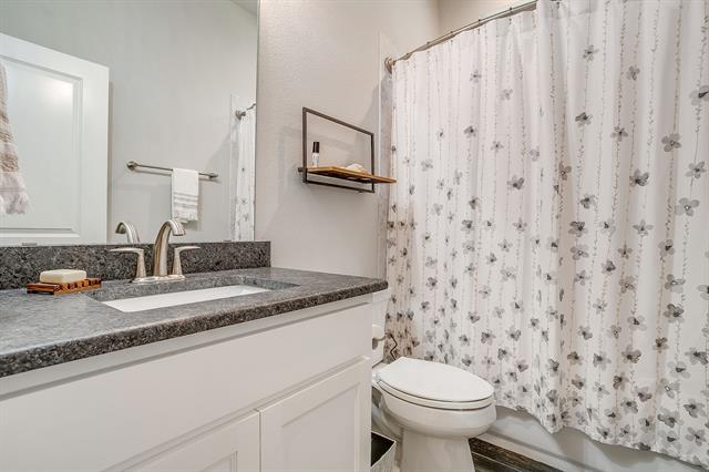 Building Photo - 404 Lacey Oak Ct