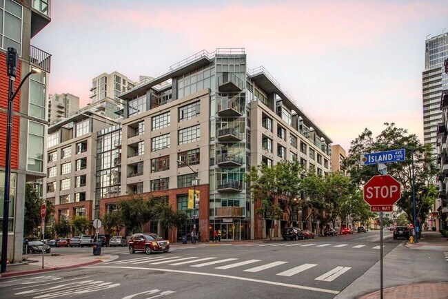 Building Photo - SD: Modern 1BR/2BA Condo with 2 Parking Spaces in Downtown San Diego!