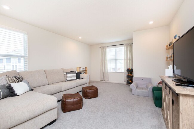 Building Photo - 6787 Oakcrest Dr