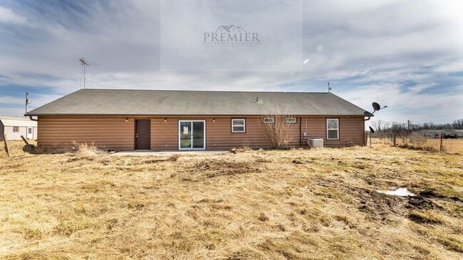 Building Photo - Spacious - Open concept home with land for...