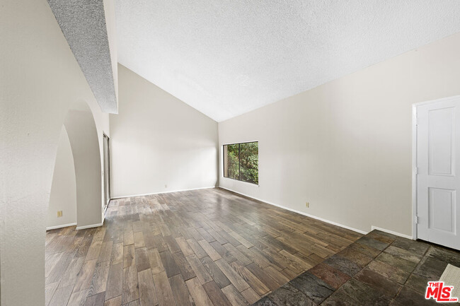 Building Photo - 780 Carriage Cir