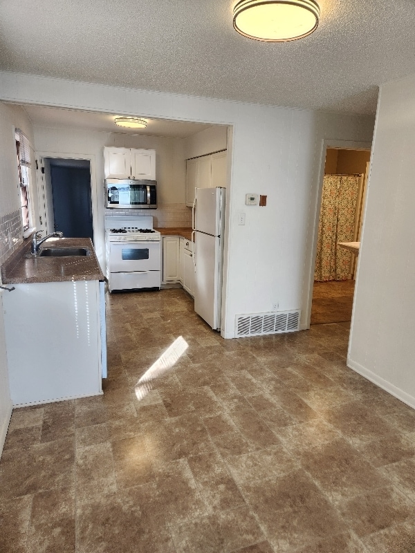 Building Photo - 1400 Woodlawn Beach