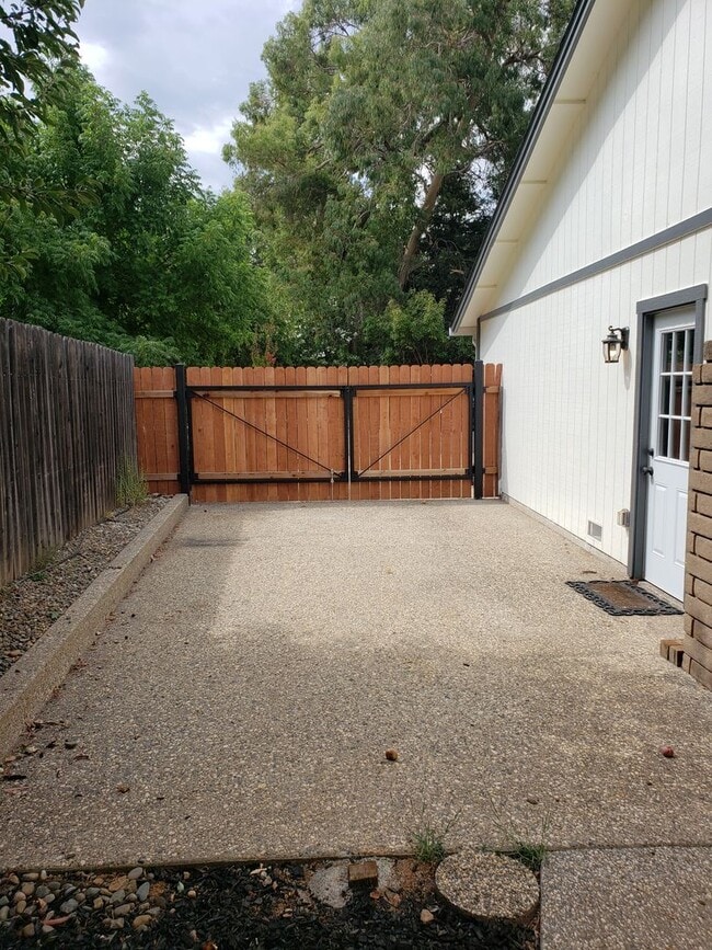 Building Photo - Beautifully Updated Single Level