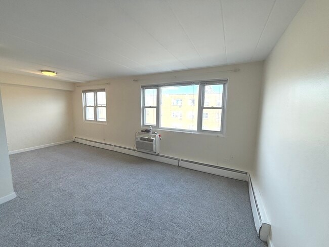 Building Photo - 2025 W Granville Ave