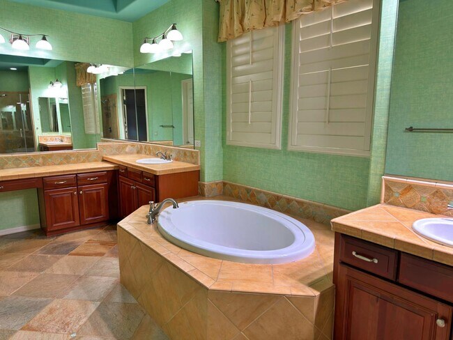 Building Photo - 737 E Charlevoix Ave