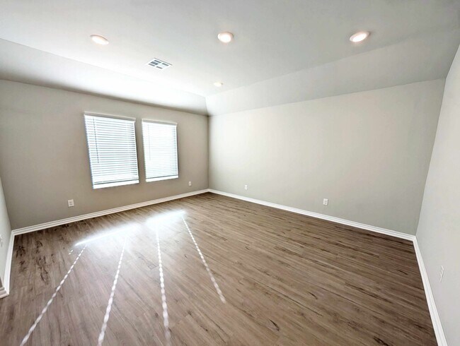 Building Photo - Newer 3/2 in Mustang Schools