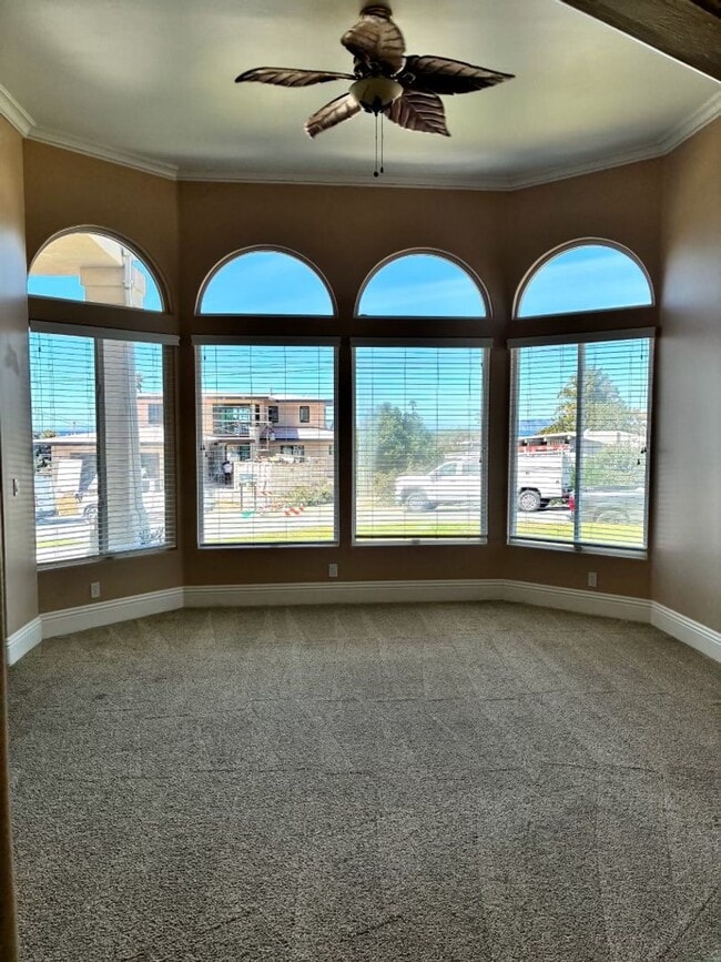 Building Photo - Coastal Living Awaits