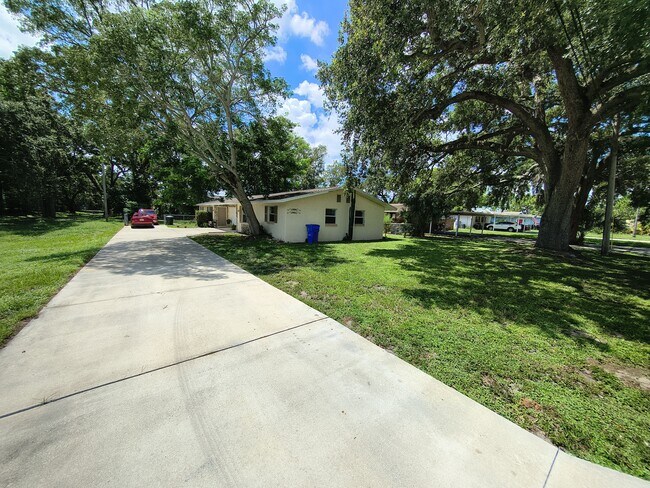Building Photo - 561 Laura Ln