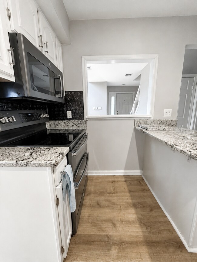 Building Photo - 252 Crescent Dr