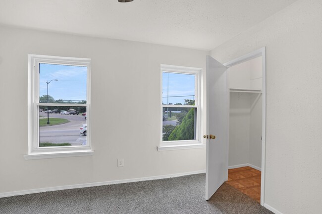 Building Photo - 500-502 Behrman Hwy