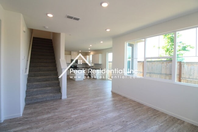 Building Photo - Newer 4bd/3ba Folsom Home with 2 Car Garage