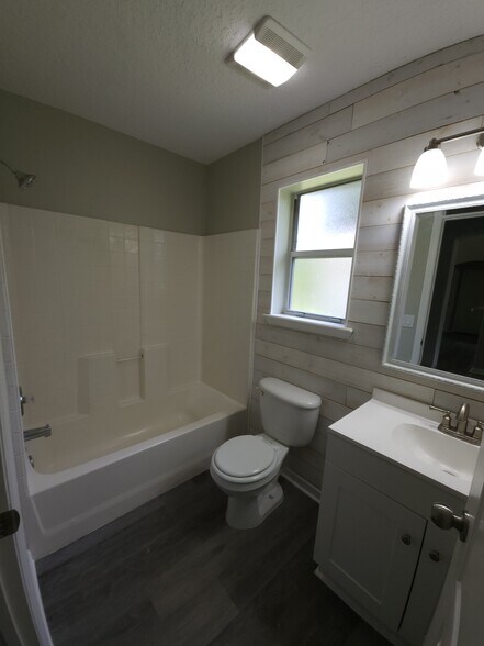 Guest Bath - 95180 Twin Oaks Ln