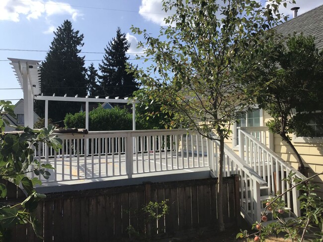 Building Photo - Ravenna Charmer!!’