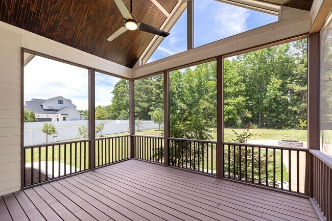 Building Photo - **Luxury 4/4 with Fenced in Yard**