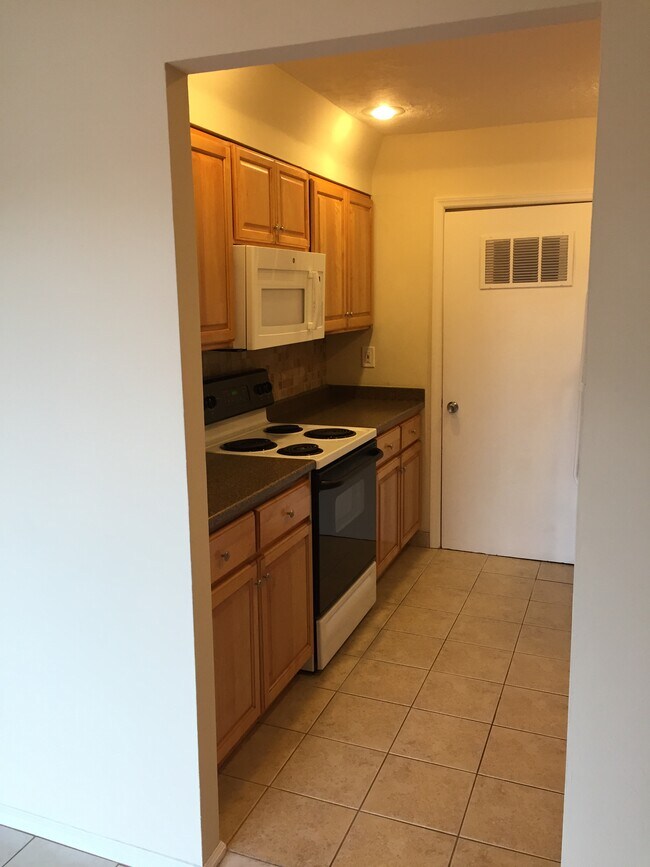 Building Photo - 2231 Glouchester Dr