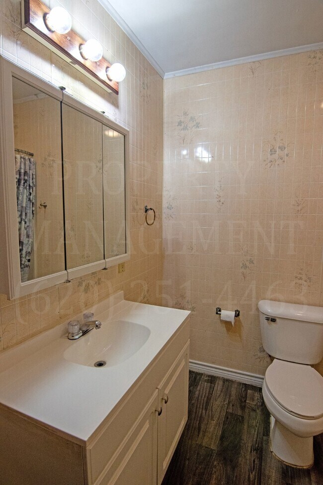 Building Photo - 2 Bedroom 1 Bath