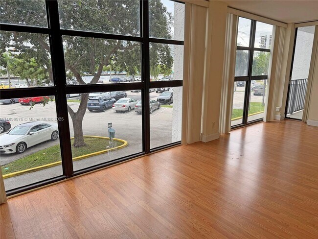 Building Photo - 400 Leslie Dr