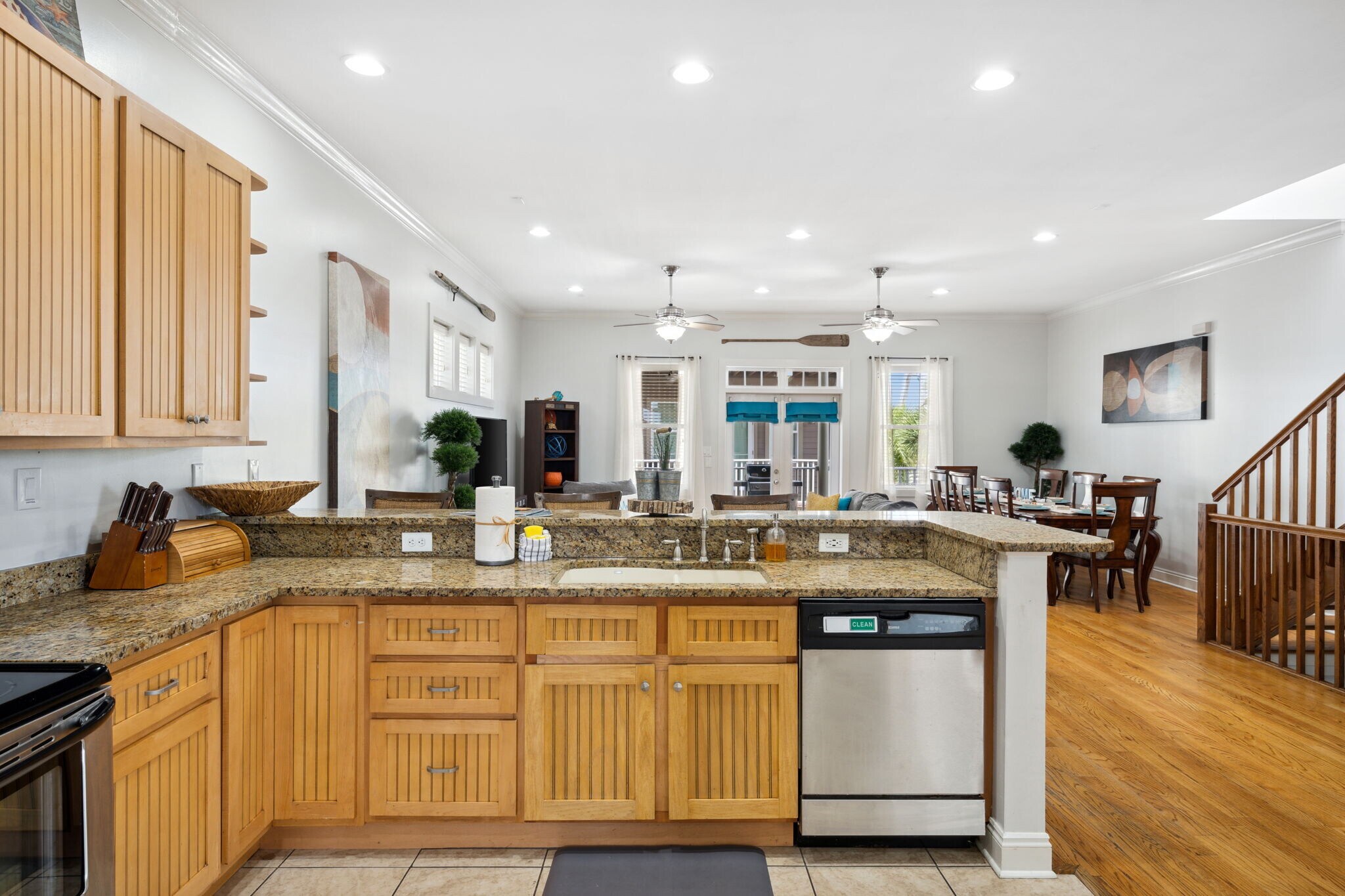 Building Photo - 6226 Thomas Dr