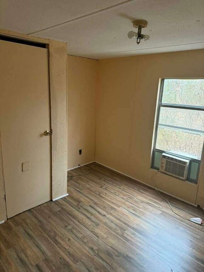 Building Photo - 1380 Mapleash Ave