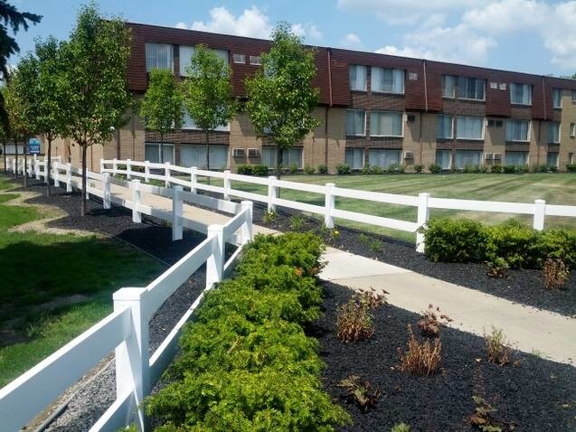 Primary Photo - 12900 W Outer Dr