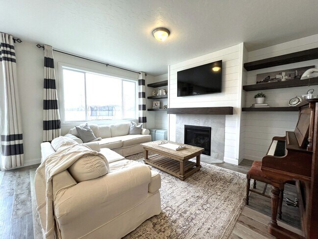 Building Photo - Welcome to this charming 3 bed 2.5 bath ho...