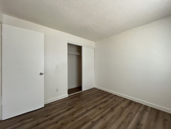 Building Photo - Spacious Corner Apartment with Three Bedrooms, Open Living Space & Modern Kitchen