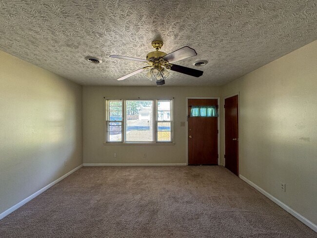 Building Photo - Cute 3 Bed 1.5 Bath Home with Fenced Yard