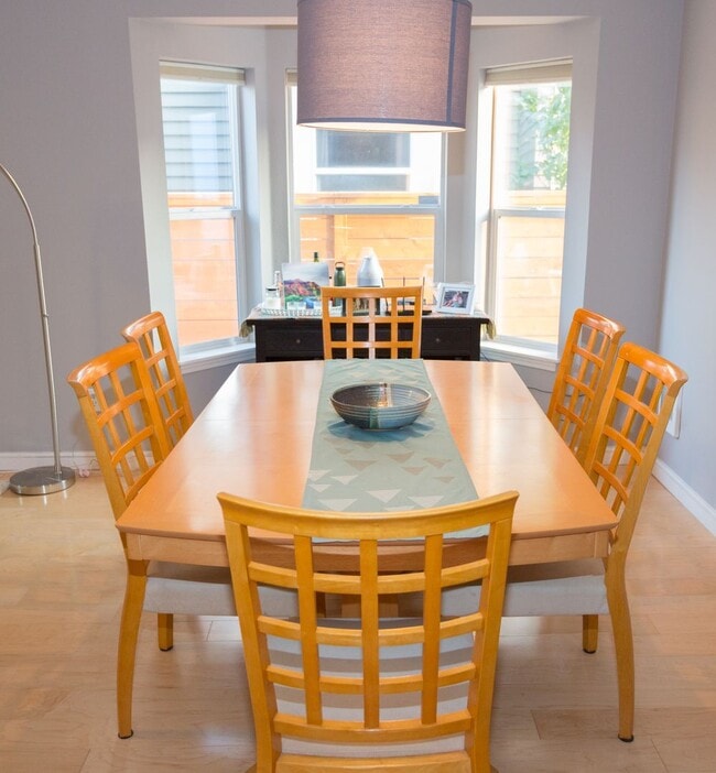 Building Photo - Single family, 3 bedroom, 1.5 bath home ju...