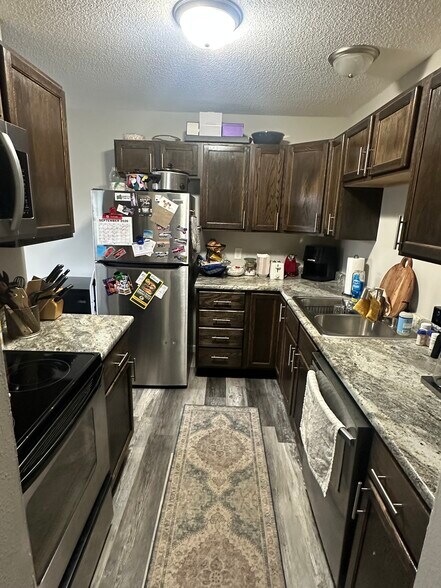 Building Photo - 1700 Aspen Dr