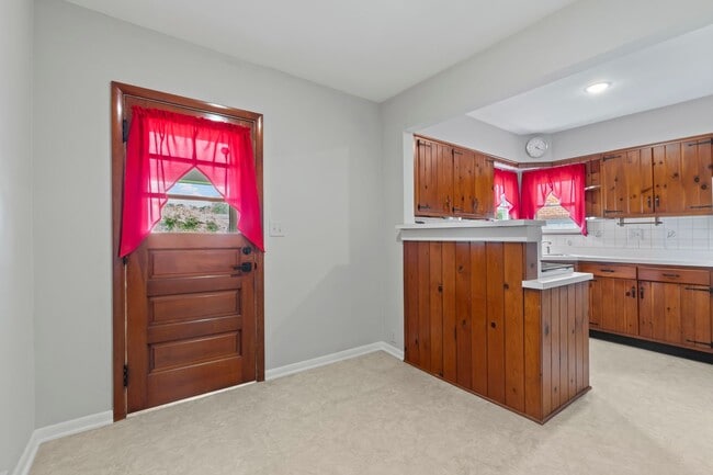 Building Photo - AVAILABLE NOW! Don't miss this amazing 3-bedroom with a RIVERFRONT view in Brackenridge!
