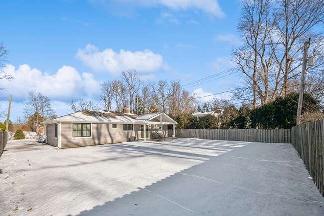 Building Photo - 525 W Deerpath Rd